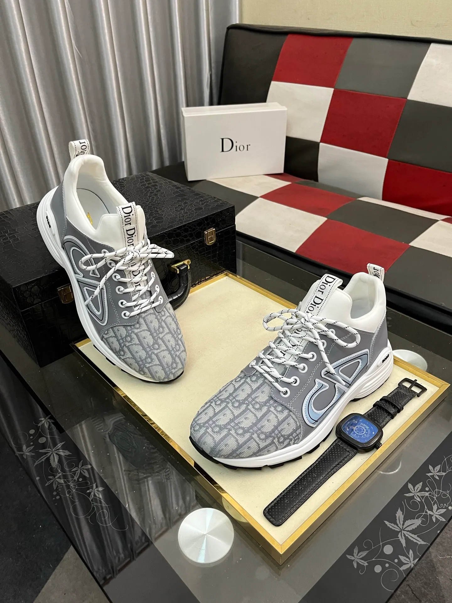 Men's clothing and shoes 💰458⌚️⌚️ Dior's casual and sporty style is combined with the elements of dad bag-soled shoes. It has successfully broken through the dad shoe style that has been on the streets in recent years and has become a beautiful landscape in luxury goods. The fabric is high mercerized with breathable mesh. The mesh on both sides of the shoe is made of three layers of composite technology. The bottom process uses package molding fabrics: imported high mercerized 🐂 cowhide stitching with original customized D-shaped mesh code number: 38-445️⃣Colors available
